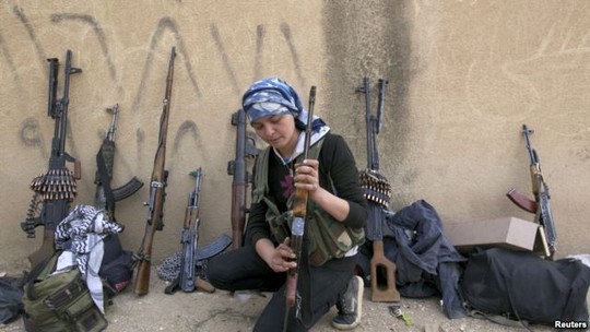 Một nữ chiến binh YPG kiểm tra vũ khí gần khu vực Ras al-Ain, tỉnh Hassakeh. Ảnh: Reuters