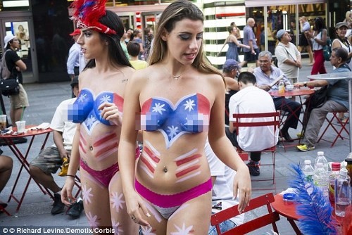 Những cô gái ngực trần tại Quảng trường Thời Đại, New York