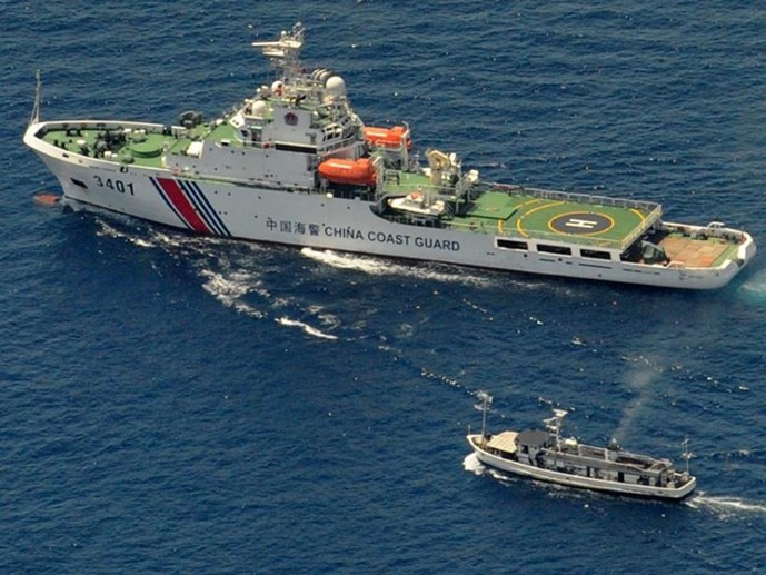 Một tàu tuần duyên của Trung Quốc cản đường tàu tiếp tế của hải quân Philippines trên Biển Đông vào tháng 3.2014 