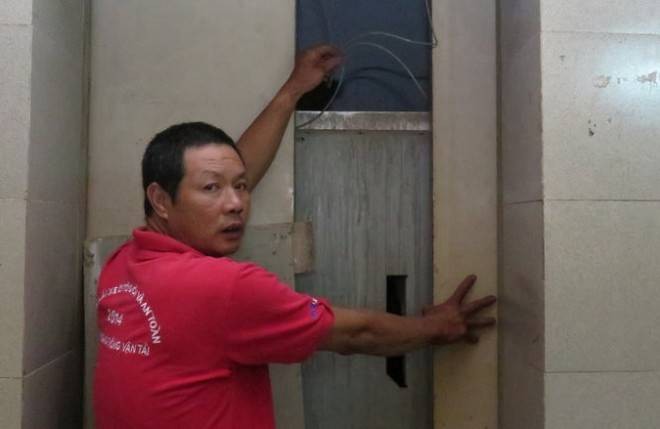 Hiện trường vụ rơi thang máy vẫn chưa được ban quản lý tòa nhà khắc phục khiến người dân bức xúc - Ảnh: Quang Thế