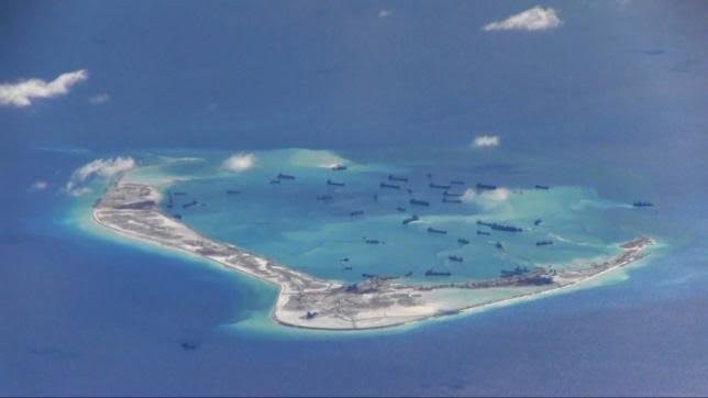 Ảnh từ máy bay do thám Hoa Kỳ cho thấy tàu Trung Quốc xây dựng trái phép ở Biển Đông - Ảnh: Reuters