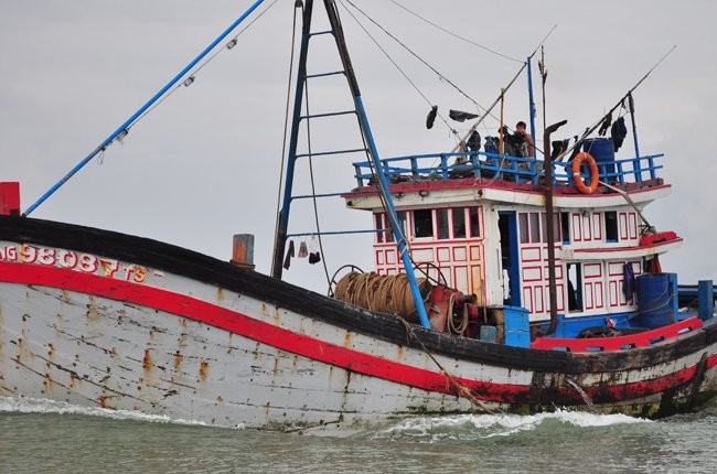 Chủ tàu muốn đầu tư tàu vỏ sắt để đánh bắt thủy sản xa bờ, làm dịch vụ nghề cá sẽ được vay vốn ưu đãi trong 16 năm. Trong ảnh: một tàu vỏ gỗ tại vùng biển Thừa Thiên Huế - Đà Nẵng. Ảnh: Minh Tâm