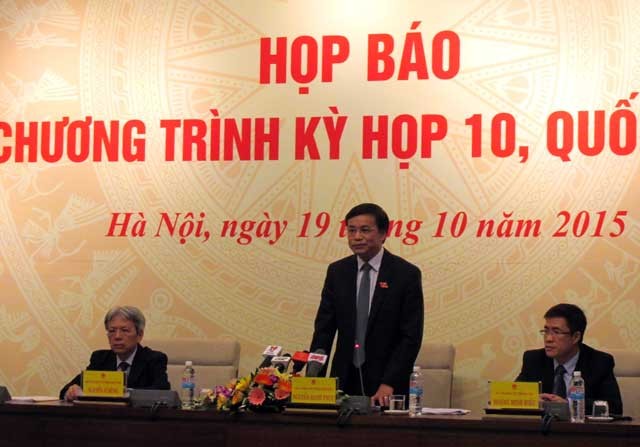 Chủ nhiệm Văn phòng Quốc hội Nguyễn Hạnh Phúc (đứng) trả lời báo chí 