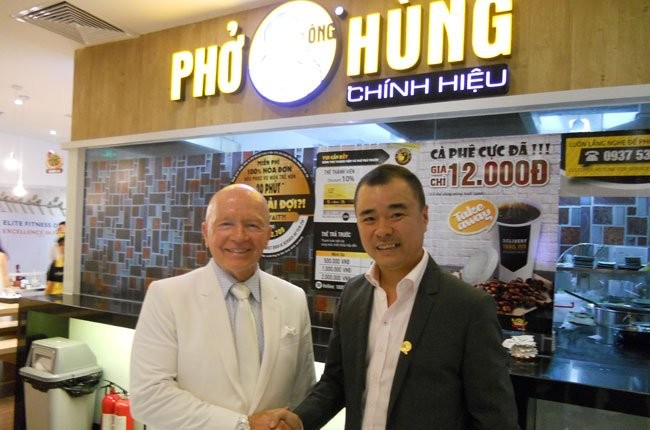 Ông Mark Mobius (trái) CEO của Quỹ đầu tư Franklin Templeton Investments, bắt tay với ông Huy Nhựt, Tổng giám đốc của Công ty Chế biến thực phẩm Huy Việt Nam, tại cuộc gặp hôm nay 19 - 10 - Ảnh: Văn Nam