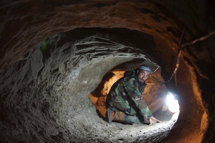 Một đường hầm của quân nổi dậy Syria ở Deir al-Zor, dài 30 m - Ảnh: Reuters