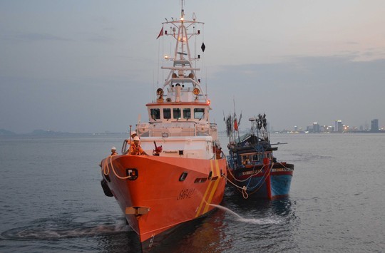 Tàu cảnh sát biển Trung Quốc ngăn cản cứu hộ tàu cá Việt Nam