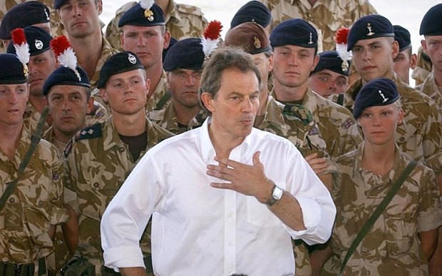 Cựu Thủ tướng Anh Tony Blair tại một căn cứ ở Basra, Iraq với các binh sĩ Anh