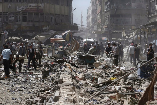 Tổ chức giám sát nhân quyền tại Syria cho biết quân đội chính phủ Syria đã bắn 12 quả tên lửa xuống thị trấn Douma, làm ít nhất 40 người thiệt mạng - Ảnh: Reuters