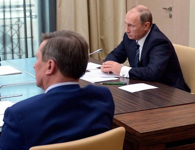 Tổng thống Nga Vladimir Putin họp với các quan chức chính phủ cao cấp hôm thứ tư (28-10) - Ảnh: AP
