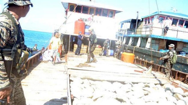 Hải quân Philippines đột kích và kiểm tra các tàu cá Trung Quốc tại bãi cạn Scarborough - Ảnh: Rappler