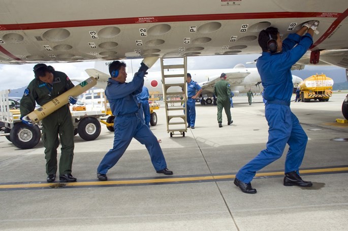 Các thủy thủ đang lắp phao thủy âm vào máy bay săn ngầm - Ảnh: Hải quân Mỹ