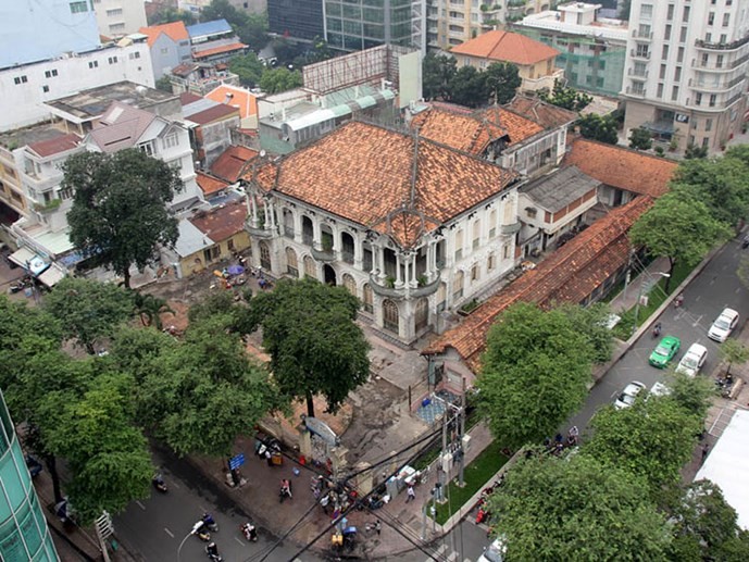 Tòa nhà cổ có vị trí "vàng" tại Q.3 đã được một đại gia Việt mua lại - Ảnh: Đình Sơn