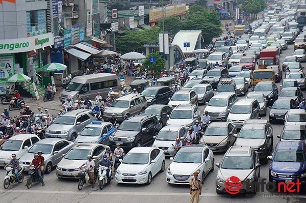Cảnh ùn tắc giao thông trên một số tuyến đường ở Hà Nội.