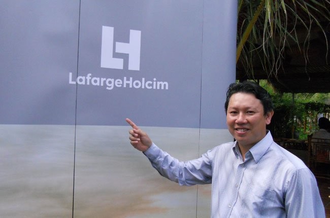 Ông Nguyễn Công Minh Bảo đang giới thiệu về quá trình sáp nhập LafargeHolcim - Ảnh: Văn Nam