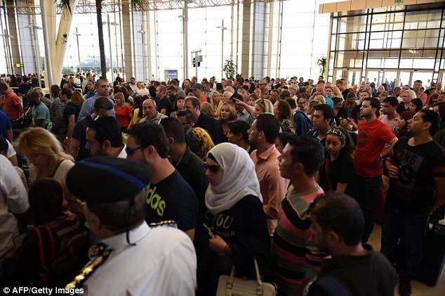 Các du khách mệt mỏi phải chờ đợi để có chuyến bay rời khỏi Sharm El Sheikh - Ảnh: AFP