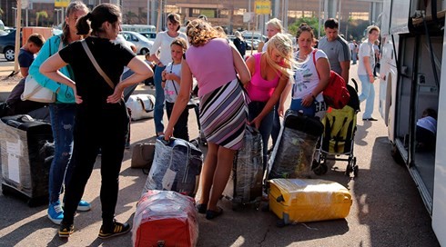 Hành lý của du khách sẽ được vận chuyển trên các chuyến bay riêng trở về Nga. Ảnh: Reuters