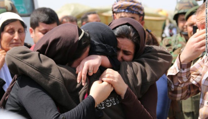 Một nhóm phụ nữ Yazidi được IS trả tự do ngày 8-8 - Ảnh: CNN 