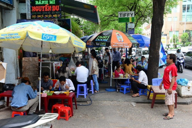 Một quán ăn trên đường Nguyễn Du, Q.1 TP.HCM chiếm hết vỉa hè - Ảnh: Quang Định