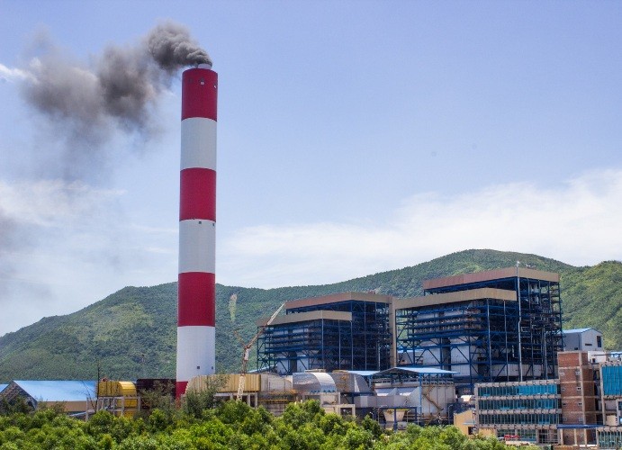 Một nhà máy nhiệt điện đốt than