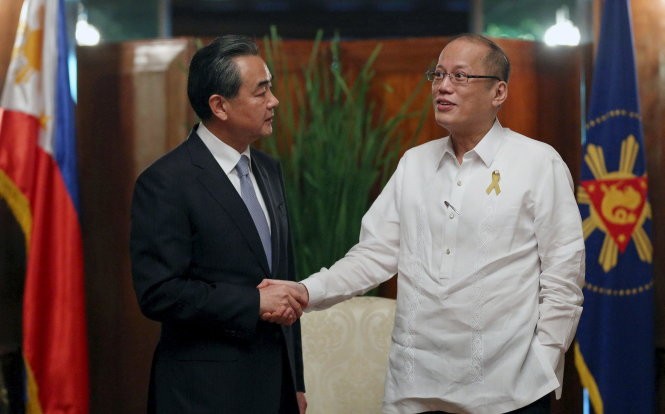 Ngoại trưởng Trung Quốc Vương Nghị (trái) gặp Tổng thống Philippines Benigno Aquino tại Manila ngày 10-11 - Ảnh: Reuters