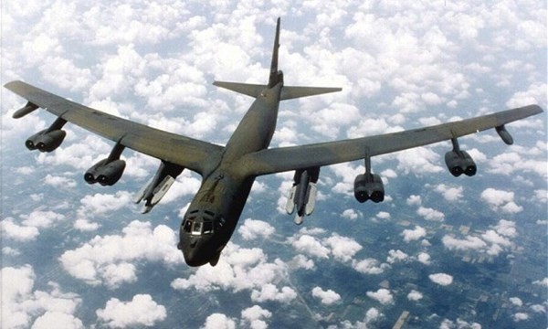 Mỹ dùng B-52 bay ngang qua các đảo nhân tạo phi pháp của Trung Quốc trên biển Đông