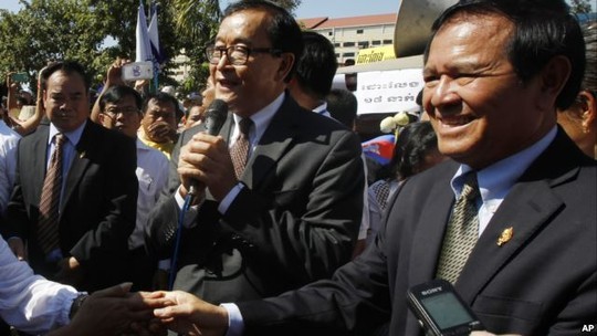 Ông Sam Rainsy (giữa). Ảnh: AP