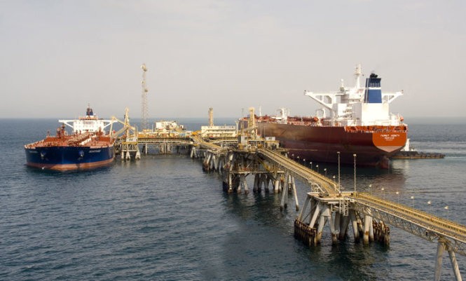 Tàu dầu chờ bên cảng Basrah, Iraq - Ảnh Bloomberg