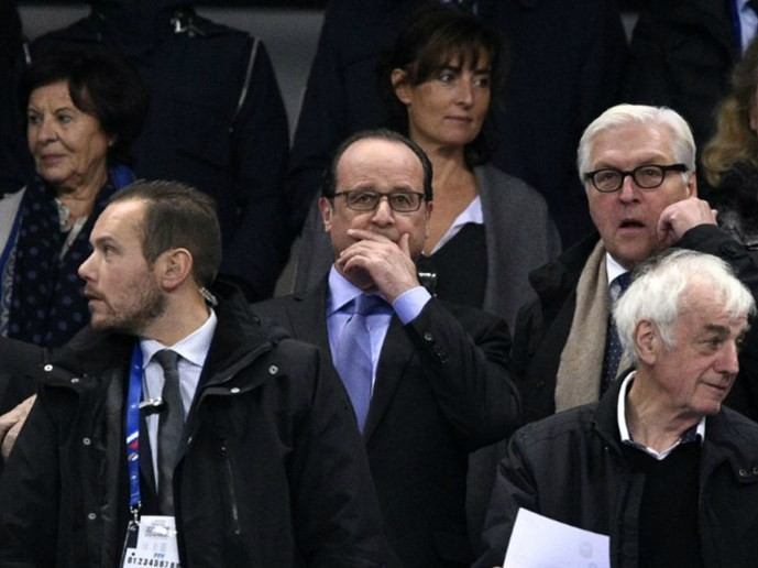 Khoảnh khắc lo lắng của Tổng thống Francois Hollande trên khán đài sân vận động Stade de France khi biết tin Paris bị tấn công - Ảnh: AFP