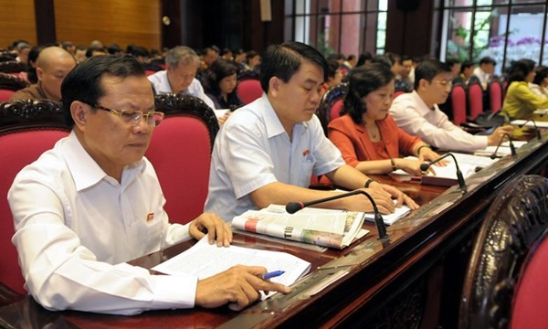 Đại biểu Quốc hội TP Hà Nội bấm nút biểu quyết thông qua dự án Luật hải quan sửa đổi
