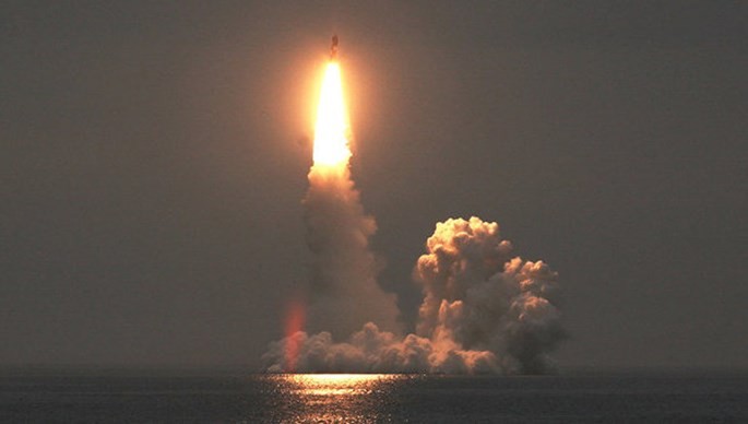 Tàu ngầm hạt nhân Nga phóng tên lửa Bulava từ dưới mặt nước - Ảnh: Bộ Quốc phòng Nga
