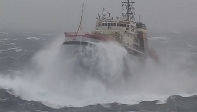 Cảnh tàu kéo Nikolay Chiker vượt sóng lớn đến lai dắt tàu sân bay Nga bị chết máy ở vịnh Biscay, Tây Ban Nha tháng 2.2012 - Ảnh cắt từ clip