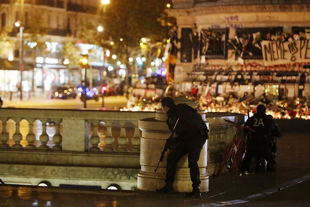 Cảnh sát bố ráp quanh hiện trường để đối phó nguy cơ khủng bố - Ảnh: AFP