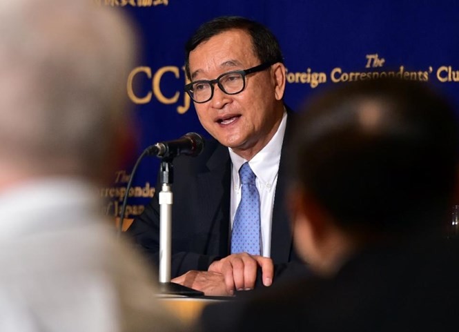 Lãnh đạo đảng đối lập Campuchia, Sam Rainsy đã thay đổi kế hoạch về nước - Ảnh: AFP