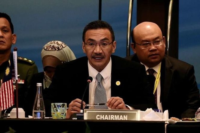 Bộ trưởng quốc phòng Malaysia Hishammuddin Tun Hussein (giữa) cho biết đã nhận được báo cáo về việc IS nhắm vào các mục tiêu tại Malaysia - Ảnh: AFP