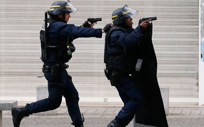 Cảnh sát bao vây tòa nhà ở Saint-Denis. Ảnh: AP