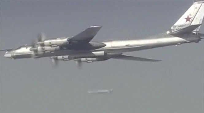 Máy bay Nga thả bom xuống vị trí của IS ở Syria - Ảnh: Reuters