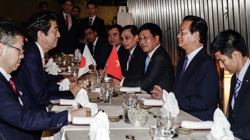 Thủ tướng Nguyễn Tấn Dũng gặp gỡ và ăn tối thân mật với Thủ tướng Nhật Bản Shinzo Abe tại Malaysia tối 20-11 - Ảnh: Q.TR.