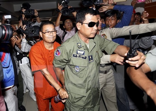 Cảnh sát áp giải ông Hong Sok Hour, thượng nghị sỹ đảng CNRP, tới tòa vì xuyên tạc tình hình biên giới với Việt Nam. Ảnh: Reuters/ TTXVN
