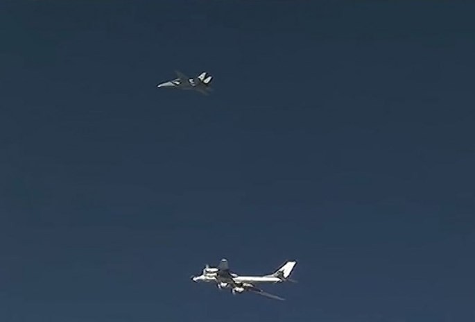 Phía trên là 1 chiếc F-14 của Iran đang bay hộ tống chiếc máy bay ném bom Tu-95MS của Nga phía dưới