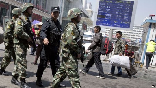 Lực lượng chức năng của Trung Quốc luôn túc trực ở Tân Cương. Ảnh: AP
