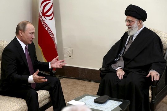 Tổng thống Putin (trái) hội đàm với lãnh tụ tối cao Iran Ayatollah Ali Khamenei hôm 23-11. Ảnh: AP