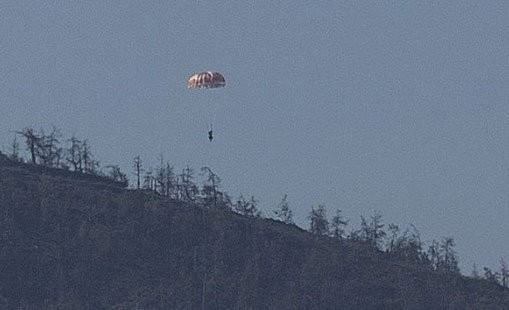 Phi công Nga nhảy dù sau khi Su-24 trúng tên lửa. Ảnh: Getty
