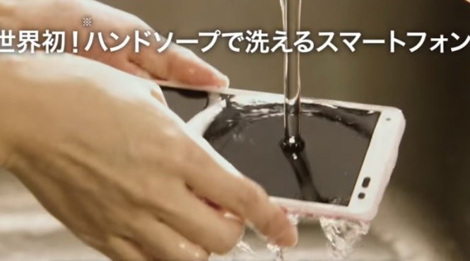 Chiếc điện thoại "Digno Rafre" đang được rửa dưới nước - Ảnh cắt từ clip