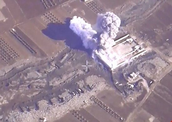 Một cơ sở dầu mỏ của IS tại Syria trúng bom của Không quân Nga - Ảnh: Bộ Quốc phòng Nga