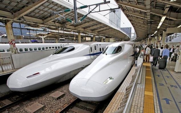 Tàu cao tốc Shinkansen của Nhật Bản - Ảnh: AP