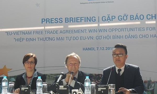 Đại diện phái đoàn EU tại Việt Nam trong buổi họp báo.