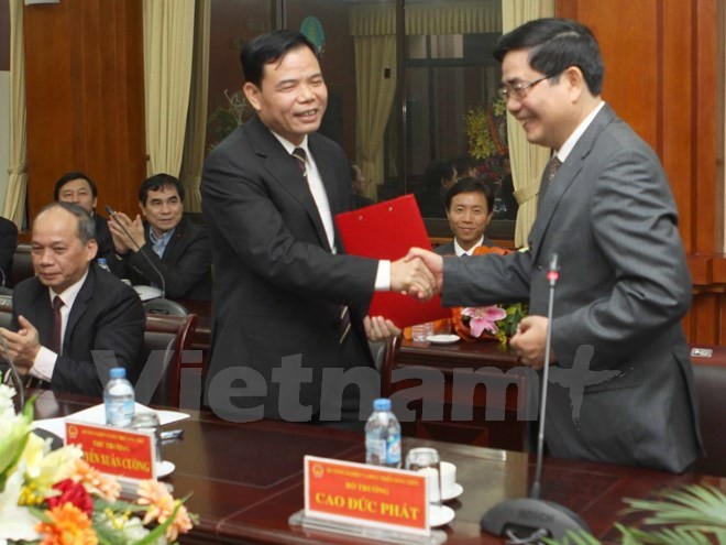 Ông Nguyễn Xuân Dương nhận quyết định bổ nhiệm giữ chức vụ Thứ trưởng Bộ Nông nghiệp và Phát triển Nông thôn. (Ảnh: PV/Vietnam+