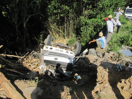 Chiếc xe tải hết hạn đăng kiểm hơn 1 năm vẫn chở gỗ dẫn đến vụ tai nạn vào ngày 23-7 tại tỉnh Quảng Nam làm 1 người chết, 2 người bị thương Ảnh: TRẦN THƯỜNG