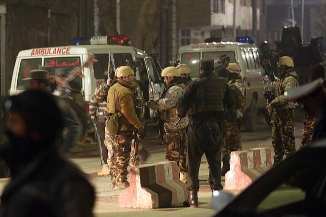 Lực lượng an ninh Afghanistan đứng gác gần hiện trường vụ tấn công. (Nguồn: AP)