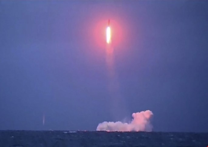 Tên lửa Sineva phóng đi từ tàu ngầm hạt nhân Verkhoturye lớp 667BDRM Dolphin từ biển Barents ngày 12.12.2015 - Ảnh: Youtube